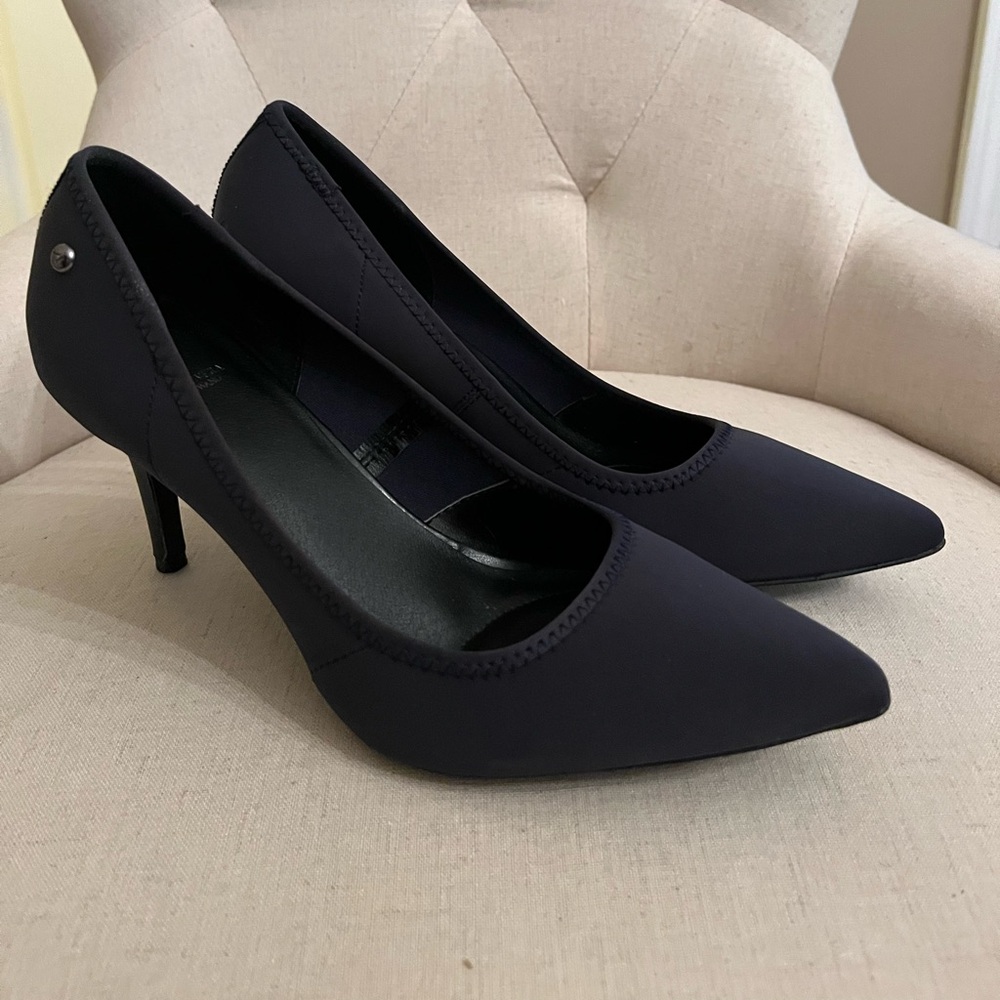 Brand new Vera Wang navy pumps size 8